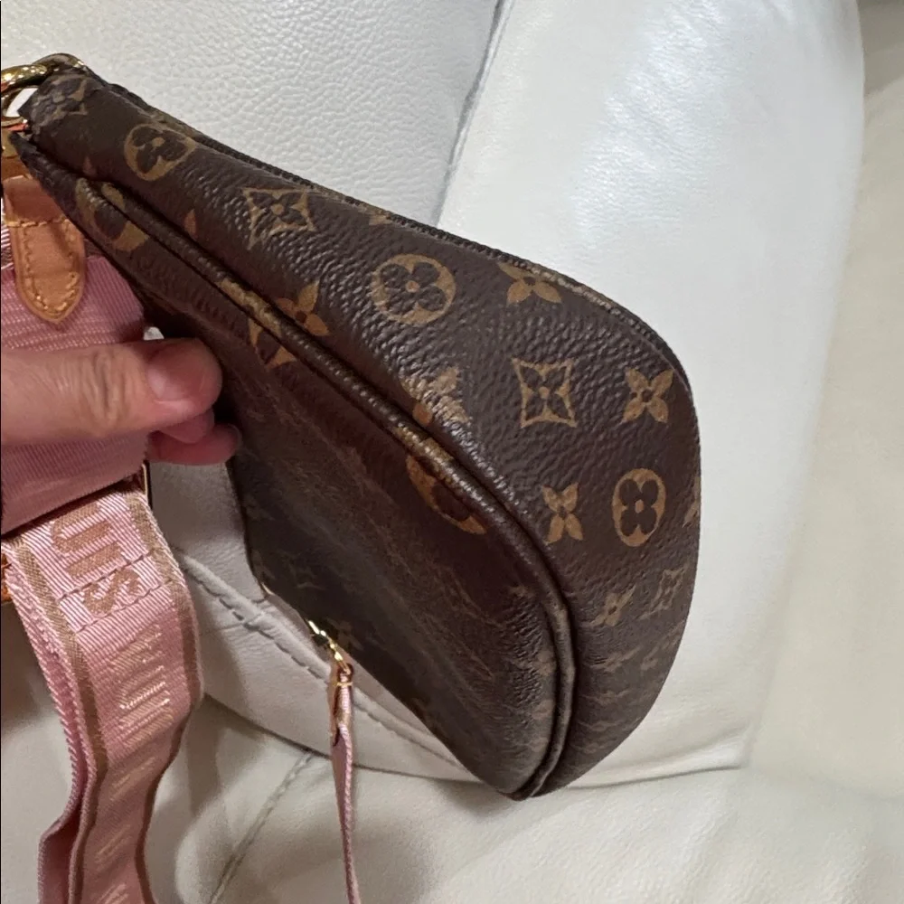 Authentic Multi Pochette Accessories with pink strap! 
In excellent condition! - Picture 9 of 17